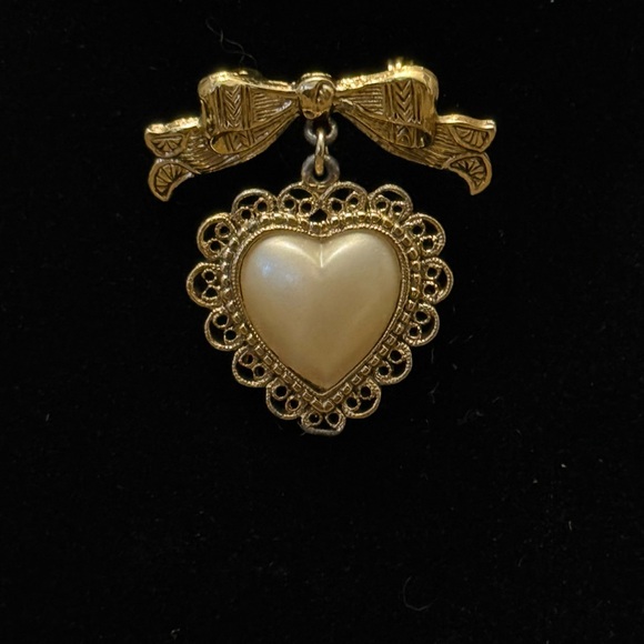Jewelry - Vintage gold tone, heart and bow brooch
